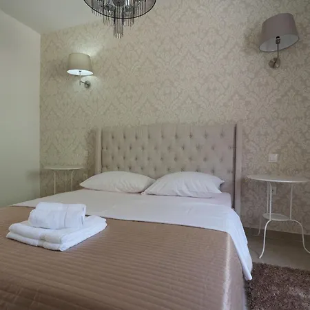 Garden With Shared Pool *