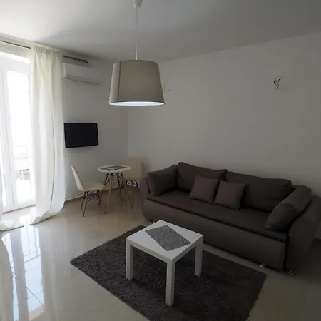 Garden With Shared Pool Daire Pula