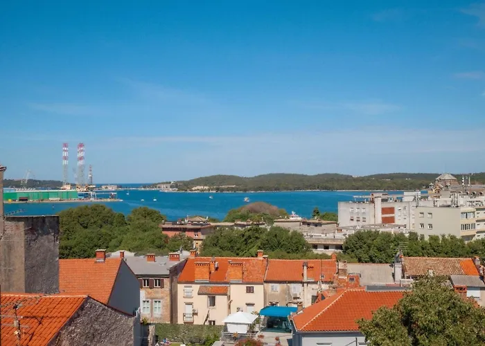 Garden With Shared Pool Apartment Pula