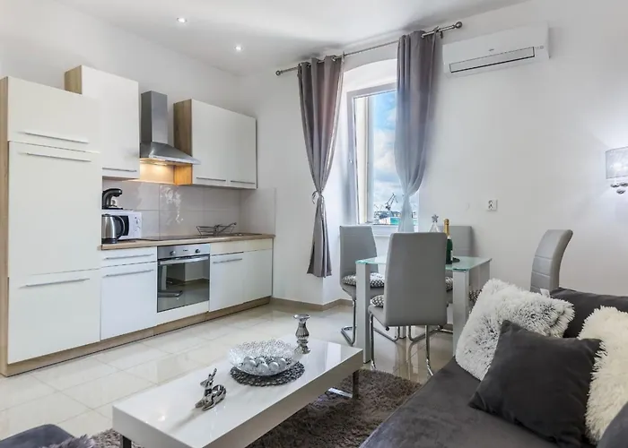 Garden With Shared Pool * Pula