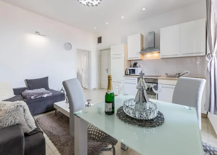 Garden With Shared Pool Apartment