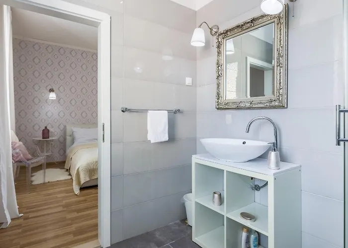 Garden With Shared Pool Apartment *