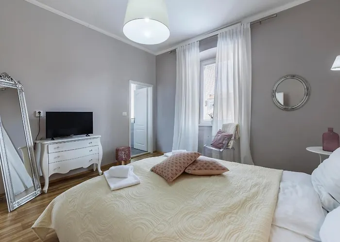 Garden With Shared Pool Apartment Pula