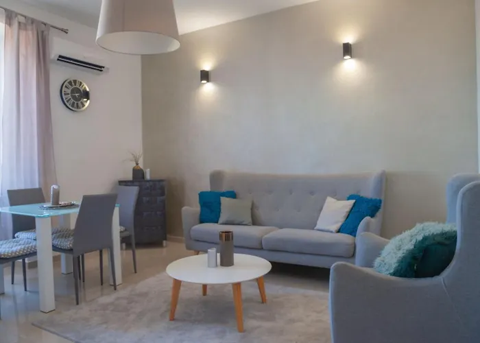 Garden With Shared Pool Apartment *