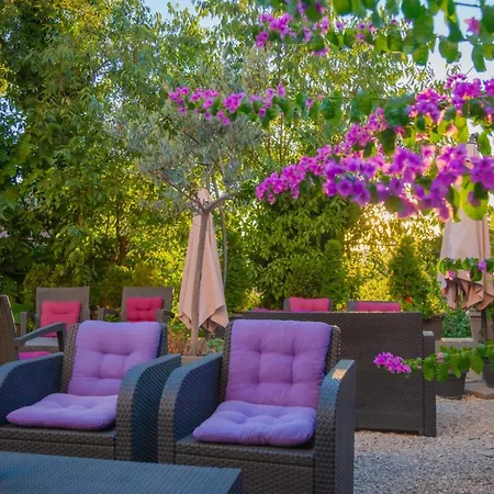 Garden With Shared Pool דירה *