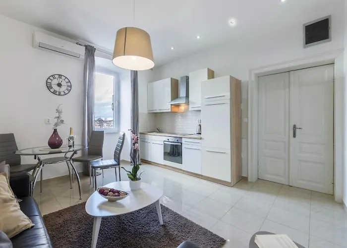 Garden With Shared Pool Διαμέρισμα Πούλα