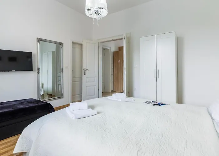 Garden With Shared Pool Διαμέρισμα