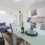 Garden With Shared Pool Appartement